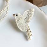 パールの羽　華やかな白い鳥　ビーズ刺繍 ブローチ