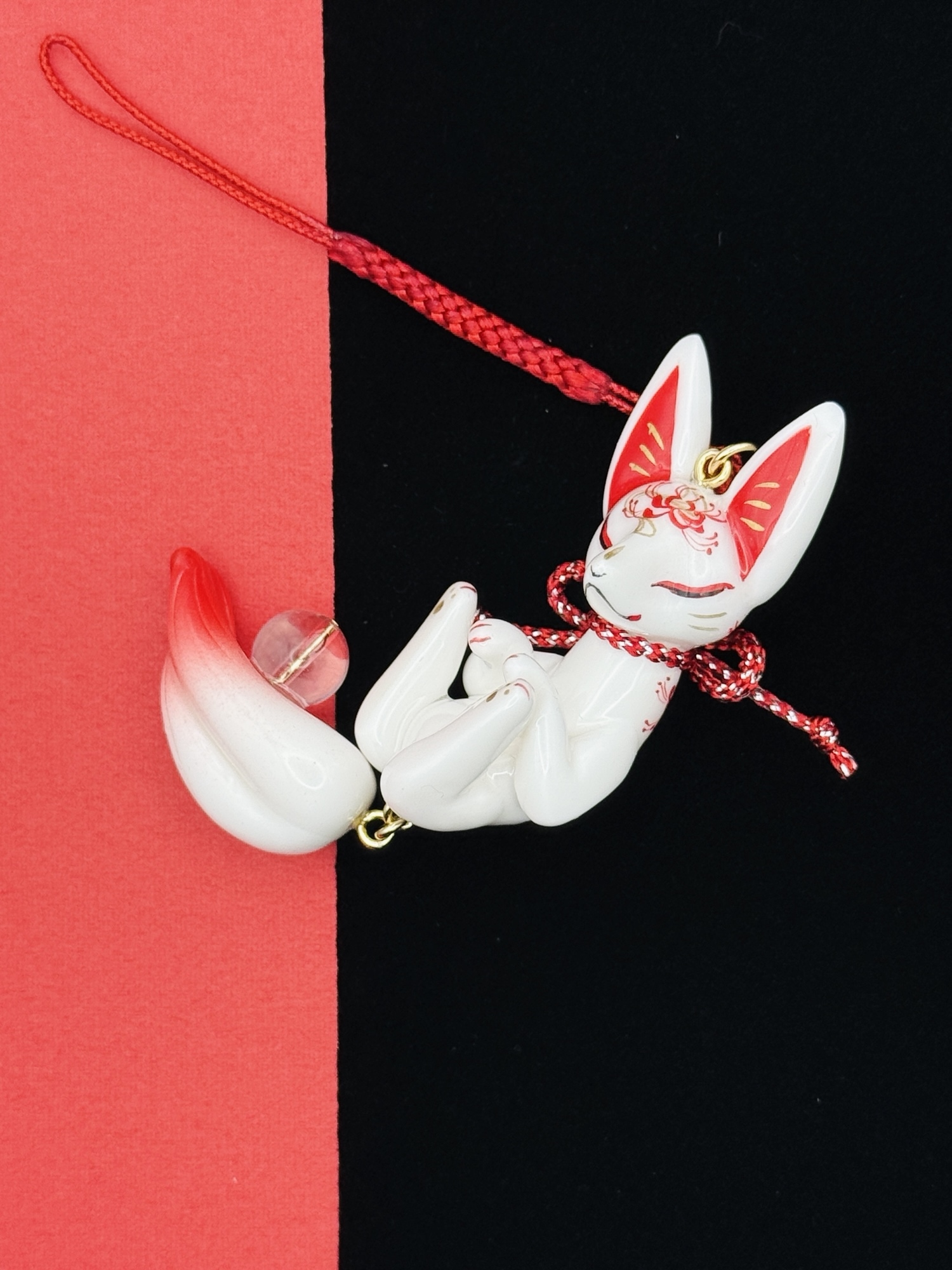 ☆雪の結晶☆お座り狐と彼岸花　他レジンキーホルダー計4点 彼岸花と亀甲】眠り狐と水晶の御守りストラップ - DACHIA DOLL'S