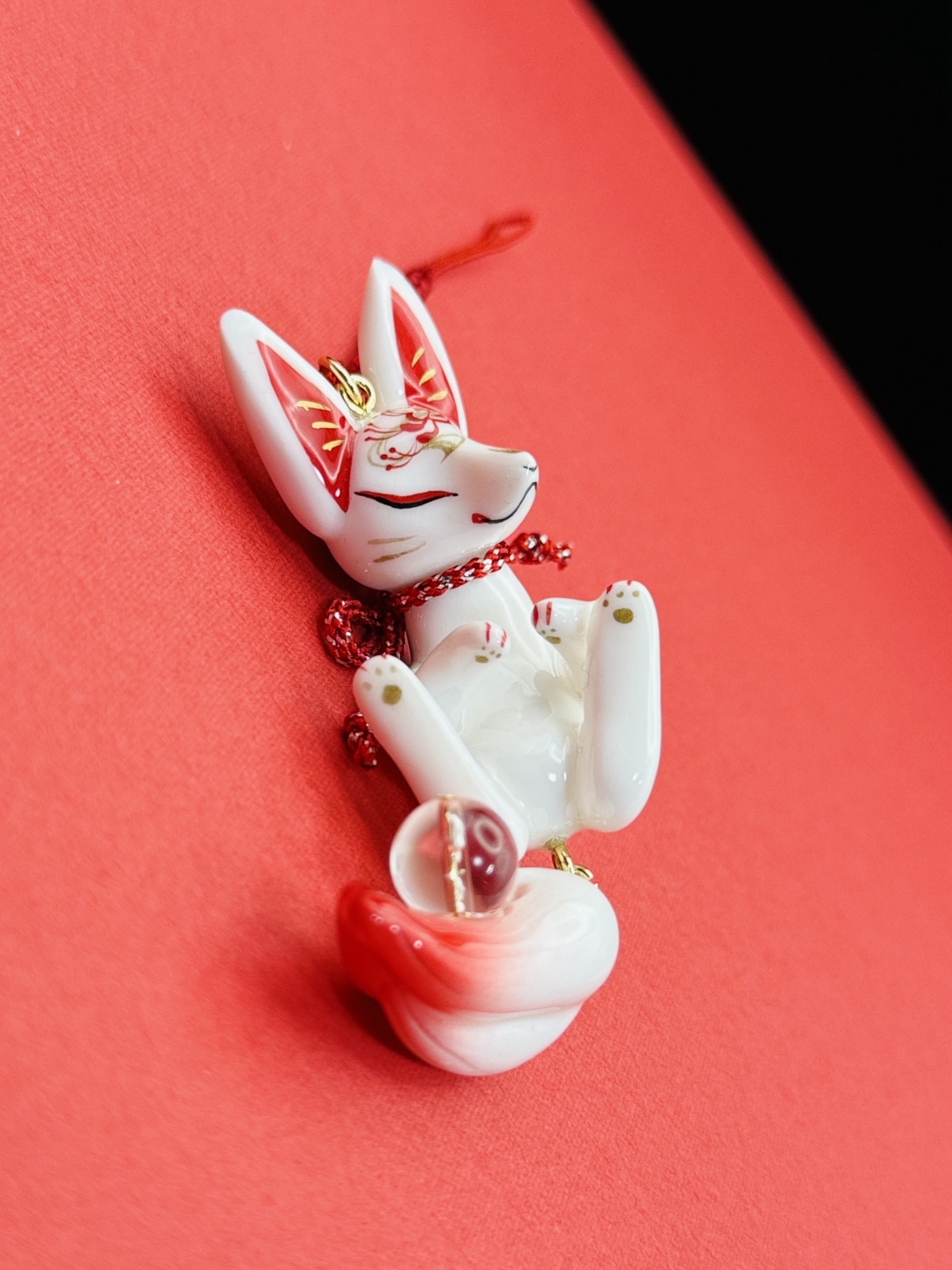 ☆雪の結晶☆お座り狐と彼岸花　他レジンキーホルダー計4点 彼岸花と亀甲】眠り狐と水晶の御守りストラップ - DACHIA DOLL'S