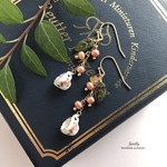 Reutter Porzellan製。コーラルピンクな淡水パールとお花模様が可愛いミニチュアティーカップのピアス・イヤリング　ミニチュアアクセサリー