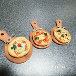 ピザ3種のうち一枚　ボードつきです　　　　　　　　　左⬅️農園野菜たまごピザ　　　　　　　　　　　　　　　　　真ん中　トマトとブロッコリーピザ　　　　　　　　　　　　右➡️  自家製ソーセージピザ