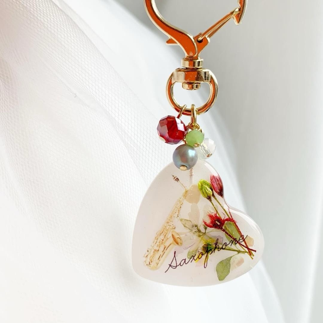【2529】アルトサックス青い紫陽花とユーフォルビアとかすみ草と♪ キーホルダー 2529】アルトサックス青い紫陽花とユーフォルビアとかすみ草と