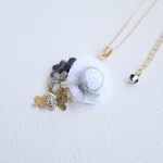 麦わら帽子のネックレス(モノクロ)