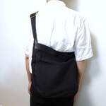 《送料無料》帆布×レザー・ A4サイズもすっきりと入るニュースペーパーバッグ・ショルダーバッグ《ブラック》