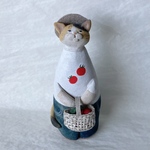 真夏の猫　見上げる（三毛）