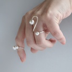 【minne'sセレクト】【pearl swan】指輪・リング　シルバー/彫金/上品/小ぶり/ガラスパール/オリジナルデザイン/個性的/アクセント/白鳥