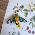 オオスカシバの刺繍ブローチ