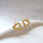 《愛を纏う大人の甘辛ハート》14KGF/ SCULPTED HEART EARRINGS (アレルギー対応)