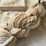 メリノウール 手紡ぎ糸 《キャラメルフラッペ:クリーム》66g｜天然素材・編み物素材