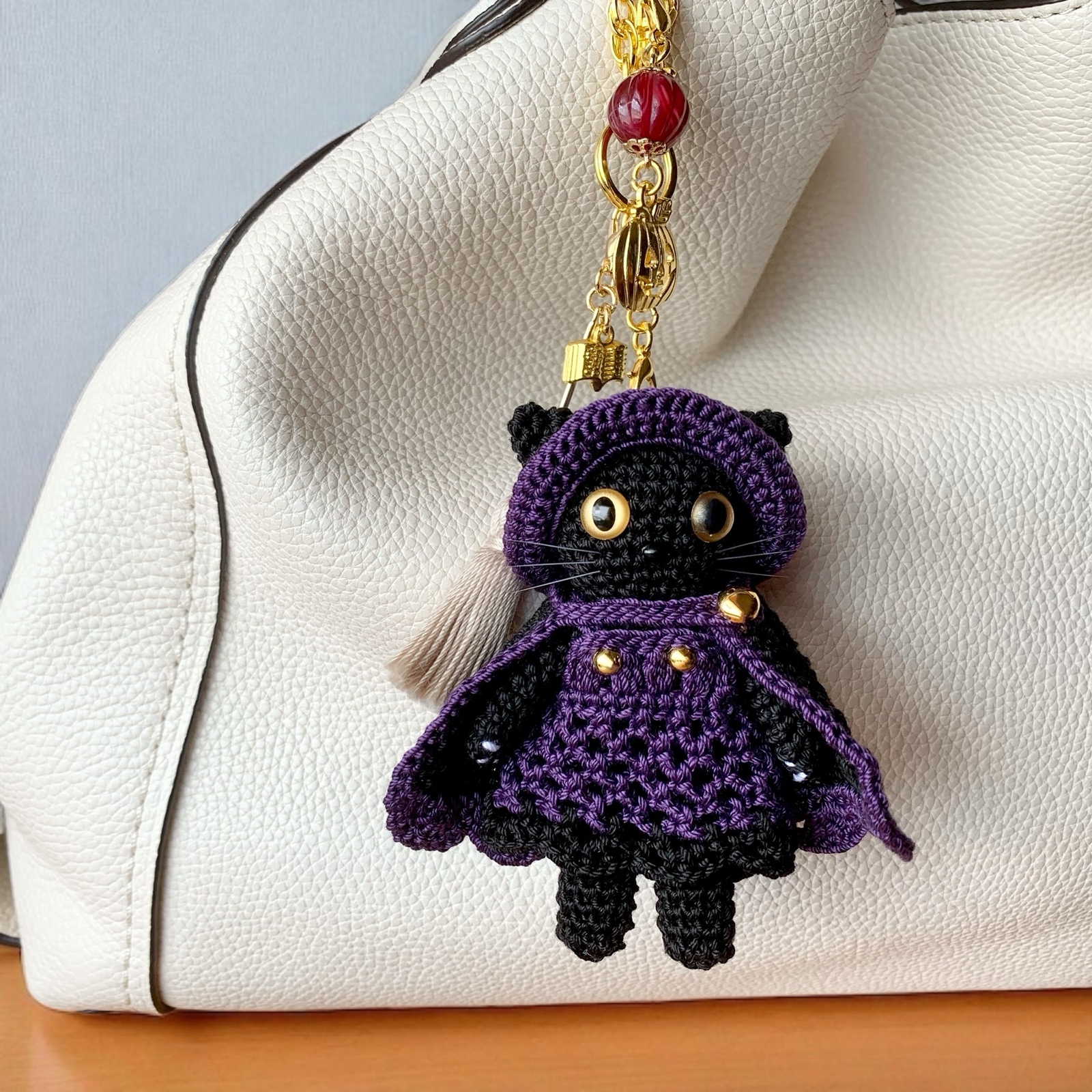 魔女(魔導士)猫のハロウィンバッグチャーム（紫）黒猫 あみぐるみ