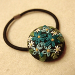 青い花のブーケ刺繍 くるみボタンヘアゴム