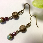 オパークグリーン×メタルビーズのアンティーク色ピアス/イヤリング