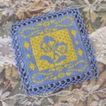 コットン色の手編みハンカチ ビオラの柄（空色・レモン色）