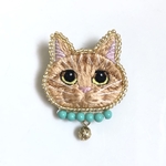 茶トラ　ブローチ　ねこ刺繍　オプション有り(2way／バッグチャーム可）ギフト　猫の日　世界猫の日　猫レスキュー88 動物刺繍　ビーズ刺繍　手刺繍　アクアグリーン　愛猫と一緒にお出かけ気分　送料込み