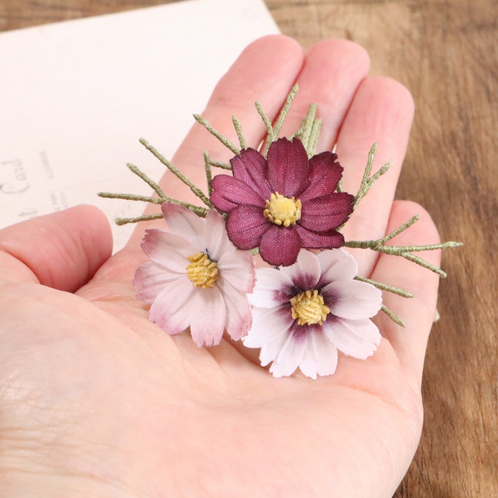 布花 小さなコスモスブーケブローチ 1677 布花 小さなコスモスブーケブローチ 1677