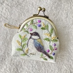 コットンリネンと刺繍の野の花と小鳥のがま口　シジュウカラ