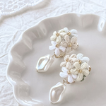 《特別価格》【スノーホワイト　ミニブーケ】パールが揺れる　刺繍糸のお花　イヤリング　ピアス　レース編みアクセサリー