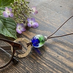 とんぼ玉 メガネホルダー　グラスホルダー　グリーン×ブルー