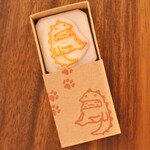 マッチ箱に入った、恐竜（怪獣）の格好をした猫さんの消しゴムはんこ