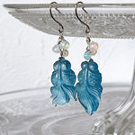 アクアマリンカービング金魚とオパールのピアス　アクアブルー　水色　金魚ピアス　ブルー　夏ピアス　和風　和服　お祭り　浴衣　涼しげ　カービング　オパール　