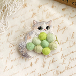 マスカットと猫ちゃんブローチ🐱💚（しろねこ）