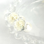 【かすみ草のきらめき 球体ピアス】 レジン　ピアス　球体　かすみ草　パールキャッチ　ドライフラワー　上品　大人可愛い　透明感