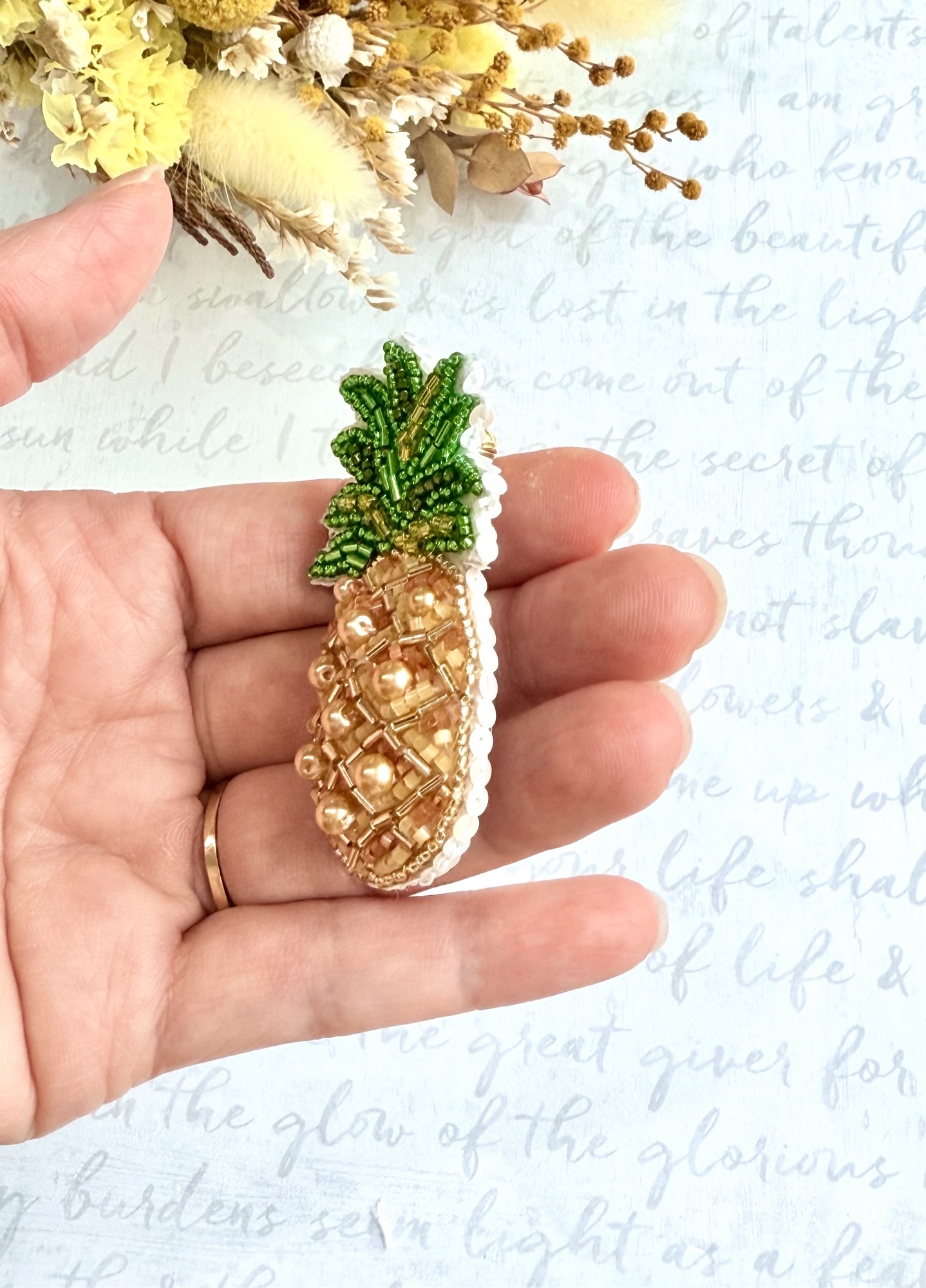 こり パイナップル レモンビーズ刺繍 ブローチ ハンドメイドアクセサリ こり パイナップル レモンビーズ刺繍 ブローチ ハンドメイド