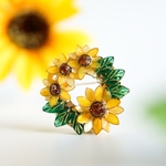 夏咲き🌻ひまわりリースのブローチ　: 花　黄色　向日葵　ちくわハンドメイド