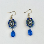 “Rātri”夜の女神の細いしずく型ピアス　ビーズ 刺繍ピアス/イヤリング／レジン×ビーズ刺繍