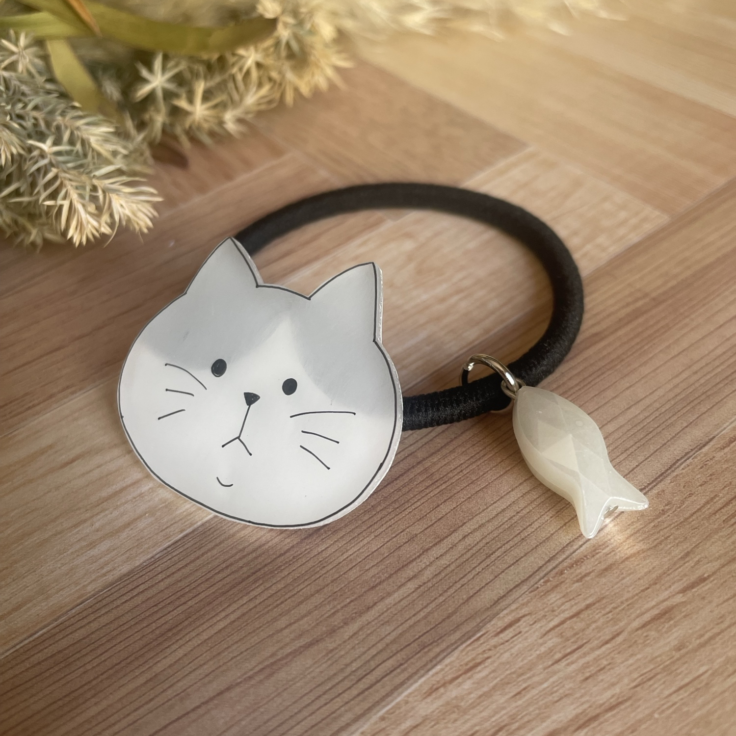 古布　ねこさんブローチ　2個 ネコの集会 mokネコブローチとおりこうねこ 大きさの違いが
