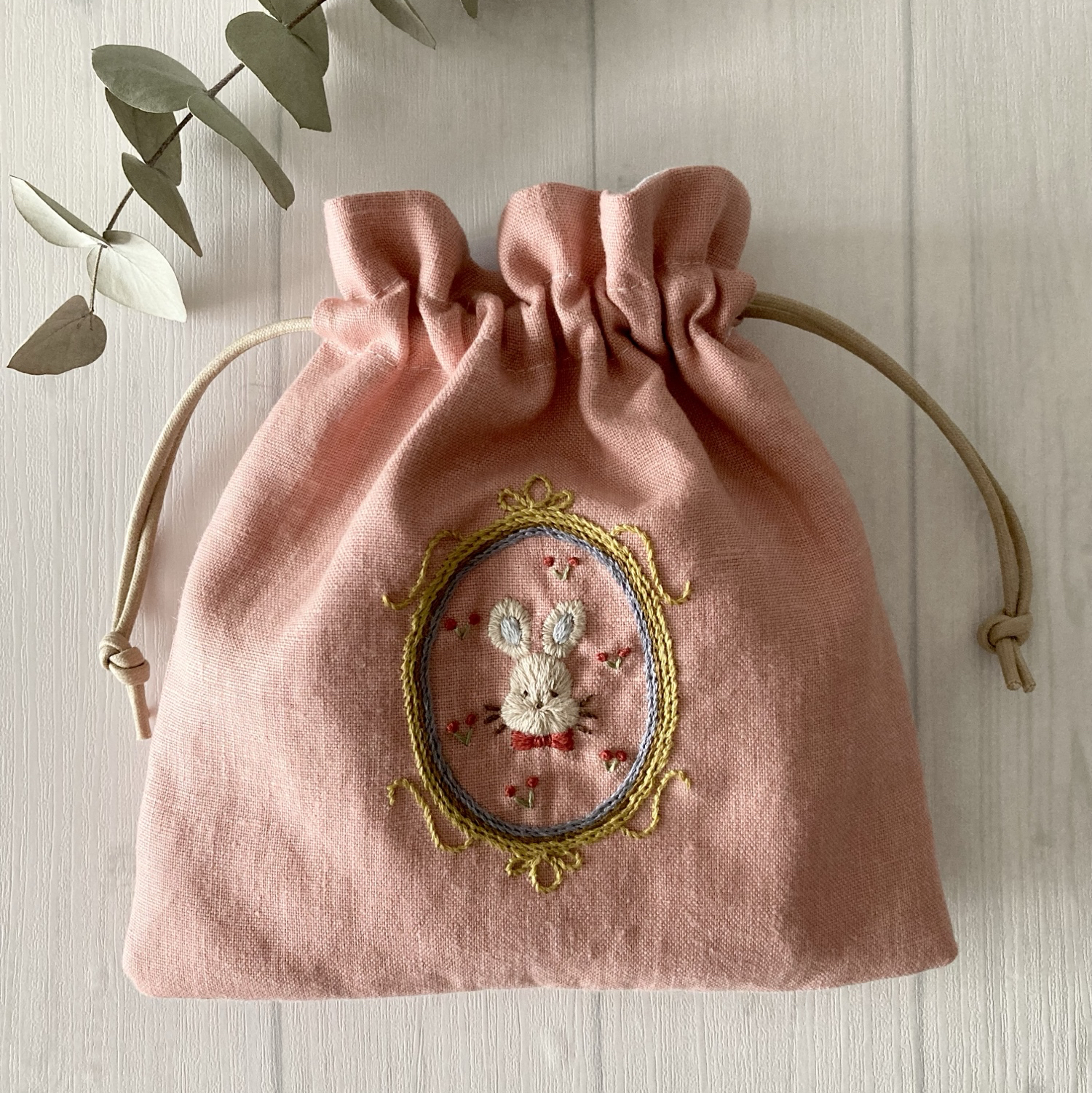 ハンドメイド✳︎ マチあり巾着　さくらんぼ刺繍　くすみピンク ハンドメイド✳︎ マチあり巾着 さくらんぼ刺繍 くすみピンク