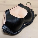 ヌメ革の立体成型コインケース｜セクシーでユニークなハンドメイド革小物  革絞りでつくる おっぱい＆お尻の本革小銭入れ｜遊び心ある一点物