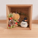 シマエナガとハロウィンのフラワーボックス