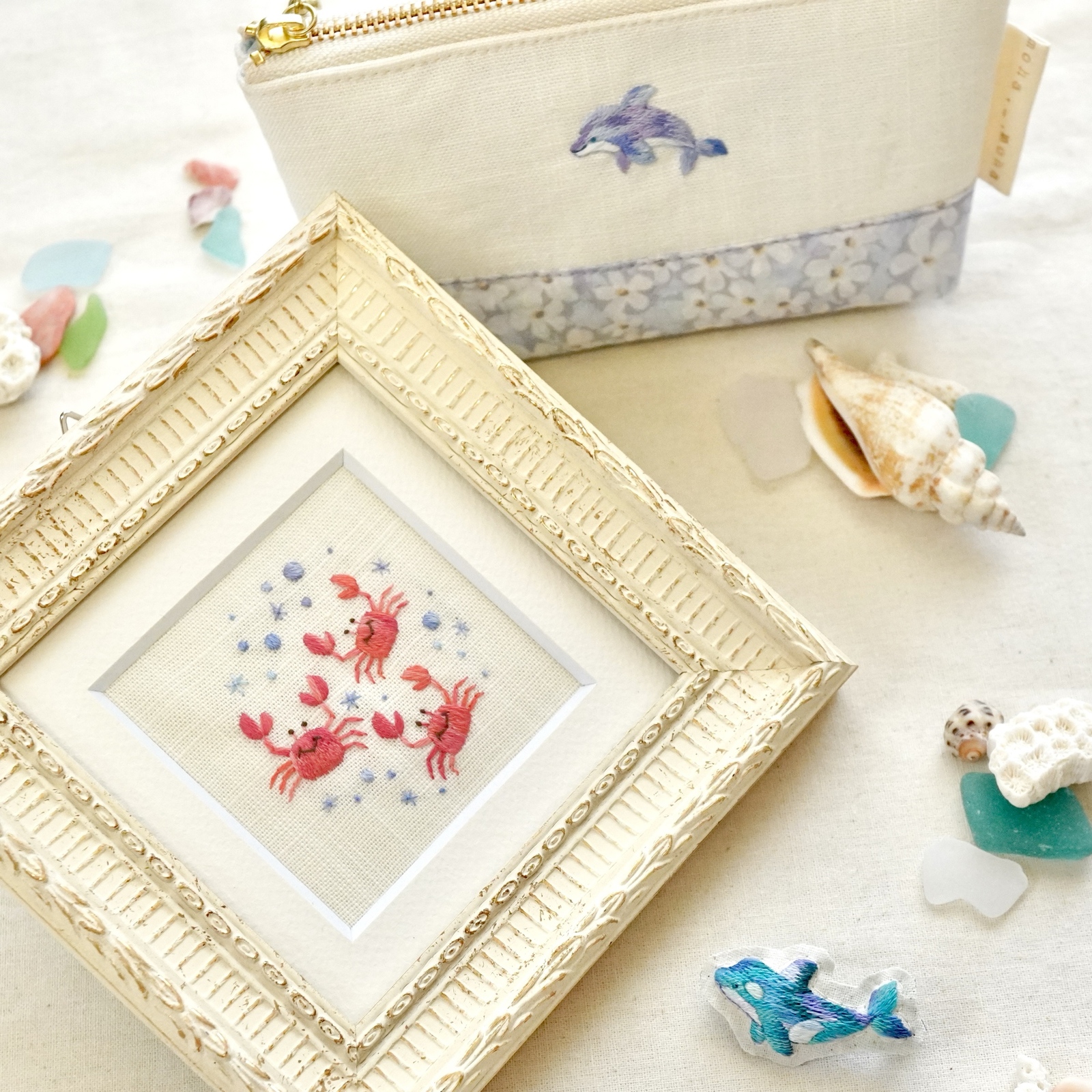 3匹のカニ刺繍 額作品 - いきもの刺繍家 moha._.moha | minne byGMO