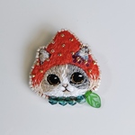イチゴ頭巾の三毛猫 刺繍ブローチ