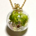 グリーンのお花を詰めたガラスドームのネックレス
