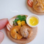 2種のベーグルとサラダのプレート