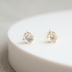 レインボームーンストーン　一粒ピアス　６月誕生石　３ｍｍ　サージカルステンレス　金属アレルギー対応　小さい　小粒　天然石ピアス　誕生日　プレゼント　クリスマス　ギフト　付けっぱなし　透明感　シンプル
