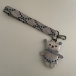 ミナペルホネン　ハンドストラップ　クマちゃんバッジ　タンバリン