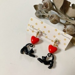 送料無料『ころんとぷっくり真っ赤なハートをキャッチ黒猫ピアス　イヤリング❤』　　