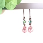 しずく（赤）と緑粒のピアス（金古美）