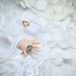 ドール用リング（ガラス風ケース付）♡　クラウンセッティング（縦爪）リング：アクアマリン風デザイン