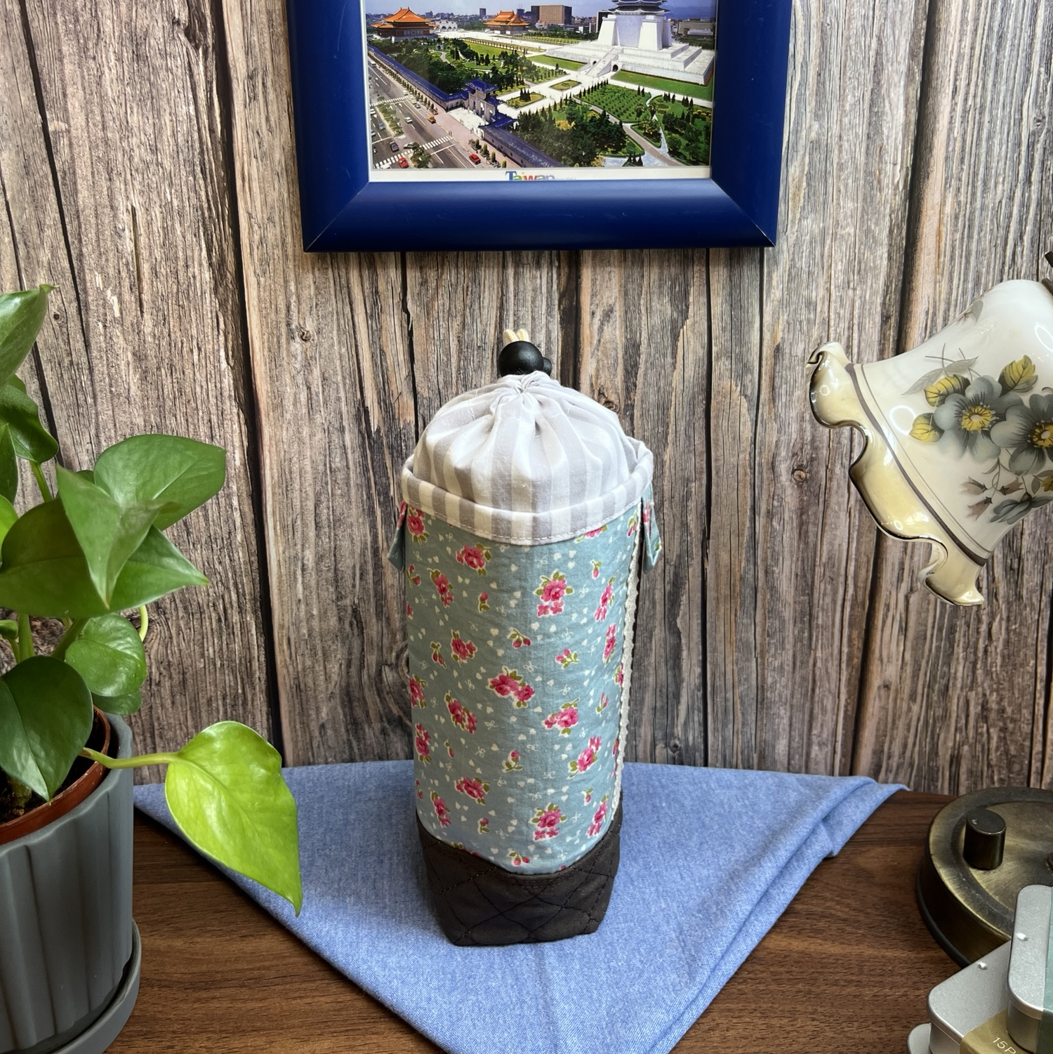 ペットボトルカバー　北欧風花柄　オフホワイト　ハンドメイド ペットボトルカバー 北欧風花柄 オフホワイト ハンドメイド 花柄