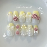 【flower nails🥀】くすみピンクの薔薇ネイル　黄色　フリルネイル　韓国ネイル　ワンホンネイル　ガーリーネイル　ネイルチップ　トレンドネイル　推し活ネイル　ブライダル　結婚式