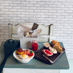 ミニチュアフード　贅沢な朝食風景　バゲットカット　チーズとジャム