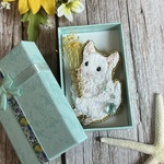 【ピンクホワイト】花束を持つチンチラの手刺繍ブローチ