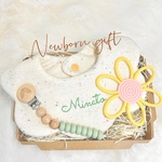 ♡NEW♡  ぷっくりお花の靴下ともくもくスタイセット　064  出産祝い　もくもくスタイ　靴下　おしゃぶりホルダー　おしゃれ　名入れ　女の子