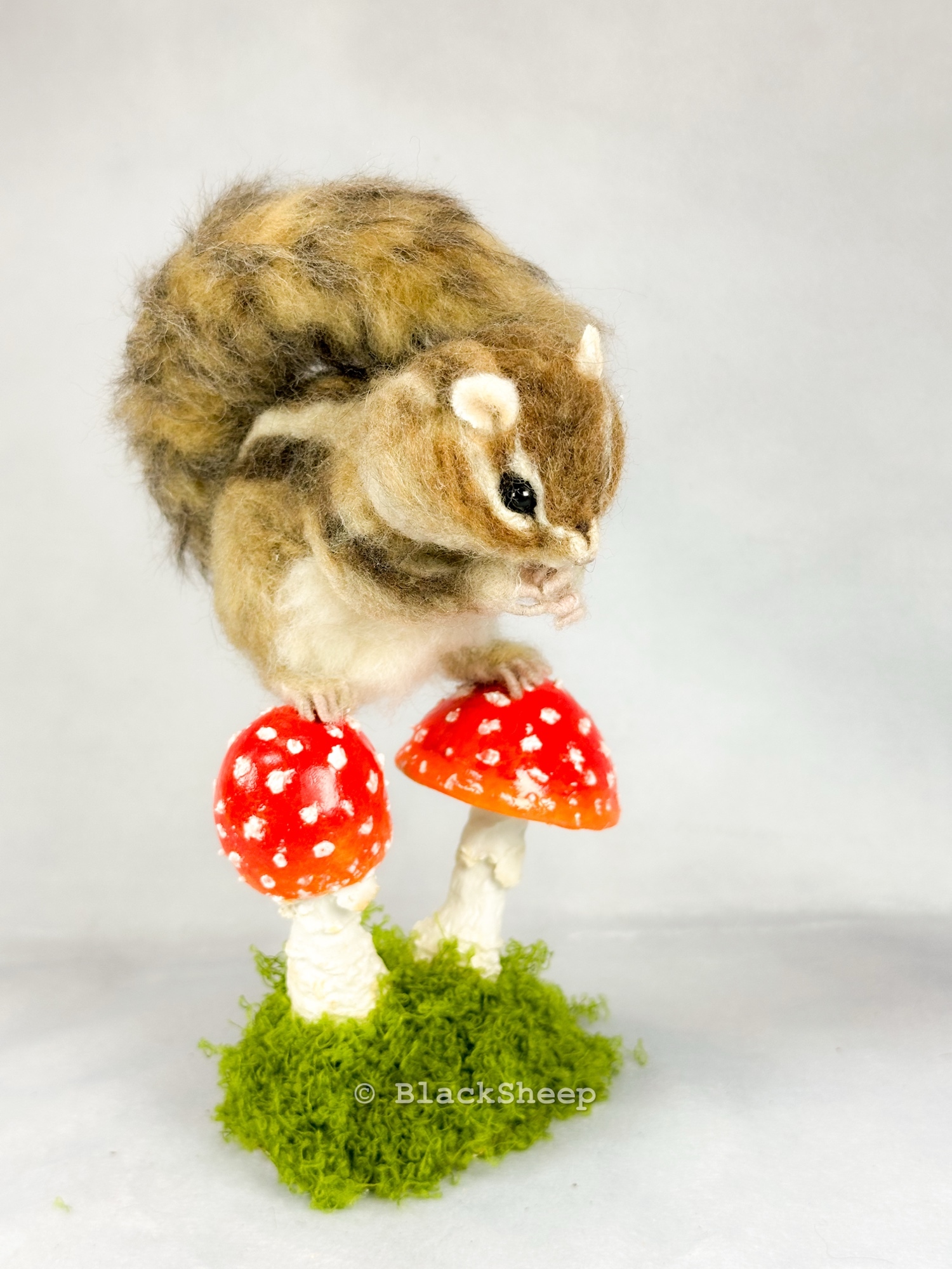 走っているシマリス　羊毛フェルト 走っているシマリス 羊毛フェルト （リス🐿️やっと写真を撮り