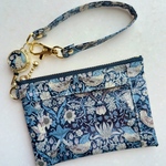 NEW♡リバティ「ストロベリーシーフ 」（ダークブルー&パープル）パスケース＆リールストラップ☆ラミネート☆PVC☆12㎝ファスナー☆ キーケース☆コインケース☆ICカードケース