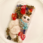 お値下げします  ブルーの瞳の白猫さんと いちごのスマホケース